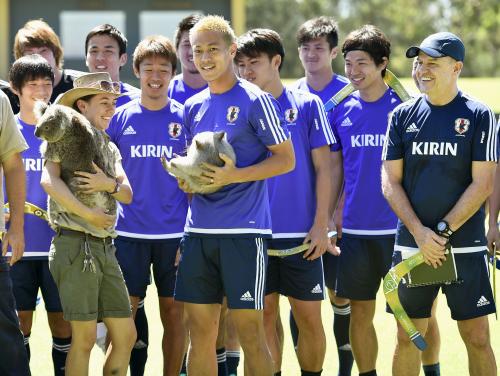日本代表の練習前にウォンバットを抱いて笑顔の本田（中央）ら
