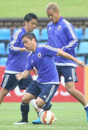 練習で軽快な動きを見せる（左から）香川、長友、本田
