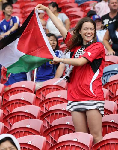 日本 パレスチナ 国旗を振って応援するパレスチナサポーター スポニチ Sponichi Annex サッカー