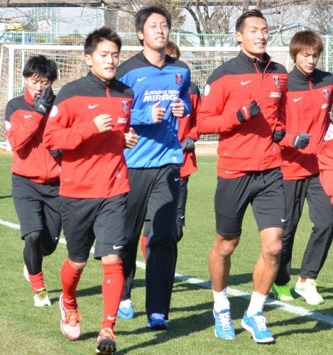 ランニングで新加入選手を率いる浦和ＤＦ槙野（右から２人目）