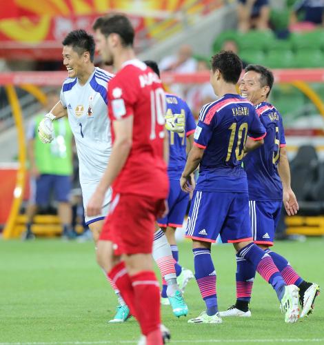 後半３７分にゴールを決め、川島（左）ら日本代表イレブンから祝福される香川（右から２人目）