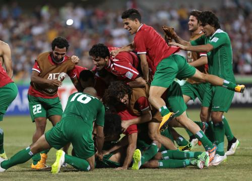 ＰＫ戦の末にイランを破り、喜びを爆発させるイラクの選手（ＡＰ）