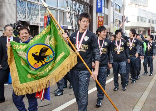 サッカーの全国高校選手権で初優勝し、金沢市内をパレードする星稜高校の河崎護監督（左から２人目）と選手たち