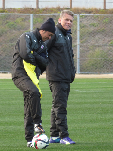 鹿島時代の教え子でもある羽田コーチ（左）と笑顔で話すアウトゥオリ監督