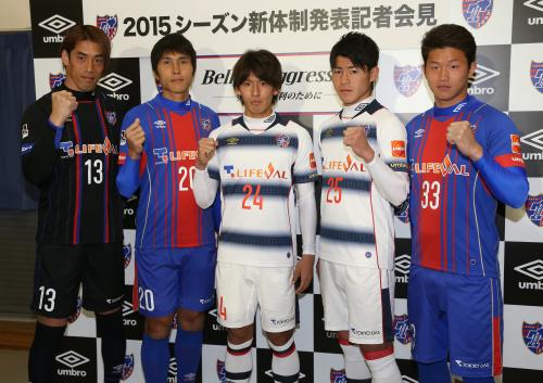 ＦＣ東京の新体制発表会見でガッツポーズする（左から）榎本、前田、佐々木、小川、奈良