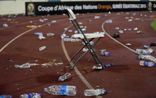 暴徒化した赤道ギニアのサポーターがペットボトルなどをピッチに投げつけ、試合は一時中断（ＡＰ）