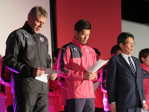 壇上で並ぶＣ大阪の（左から）アウトゥオリ新監督、山口主将、玉田社長