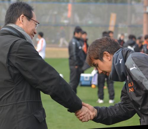 試合後、握手を交わす岡田氏（左）と大榎監督