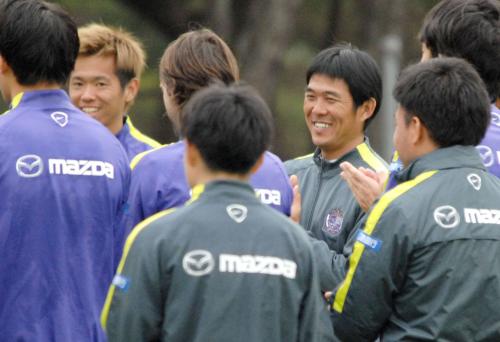 笑顔で２次キャンプを打ち上げる広島の森保監督（右から３人目）ら