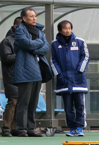 Ｕ－２２日本代表の練習を見つめる原専務理事（左）と霜田技術委員長
