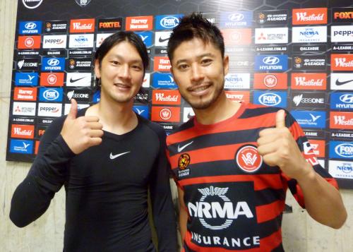 東日本大震災４年の日の試合を白星で飾り、笑顔のウェスタンシドニー・高萩（左）と田中