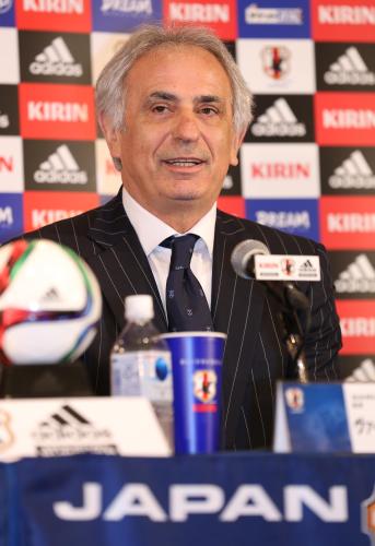 会見するサッカー日本代表ハリルホジッチ新監督
