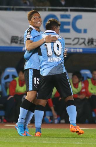 ＜川崎Ｆ・名古屋＞前半、川崎Ｆ・大久保（左）はヘディングでゴールを決め笑顔を見せる