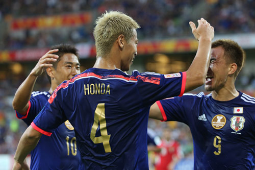 アジア杯のヨルダン戦で先制ゴールを決めた本田(中）を祝福する香川（左）と岡崎