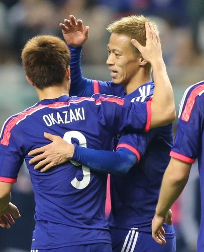 ＜日本・チュニジア＞後半３３分、岡崎（左）のゴールをアシストした本田は抱き合って喜ぶ