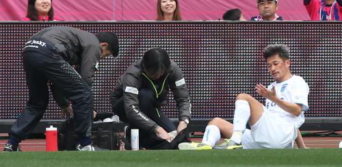 ＜Ｃ大阪・横浜ＦＣ＞前半、顔を負傷しピッチ外で治療を受けるカズ