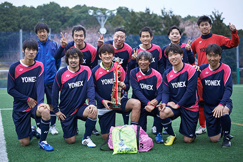 「ヨネックスプレゼンツ岩本輝雄カップ」で優勝した岩本輝雄さんが所属するチーム