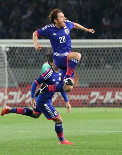 ＜日本・ウズベキスタン＞前半、先制ゴールを決めた青山は歓喜のジャンプ