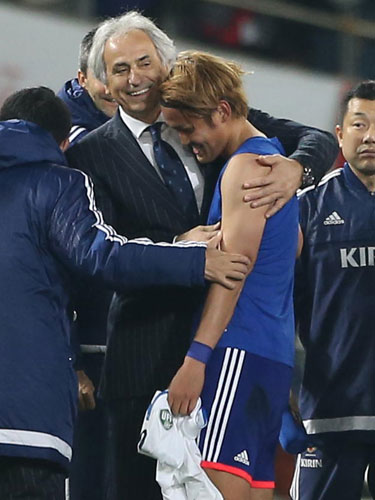 ＜日本・ウズベキスタン＞試合終了後、宇佐美と抱き合うハリルホジッチ監督