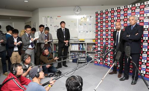 Ｗ杯アジア２次予選抽選会を終え囲み取材を行う日本代表・ハリルホジッチ監督（右端）