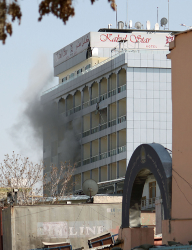 Ｗ杯予選開催の可能性があるアフガニスタンの首都カブール。中心部のホテルにロケット弾が直撃し黒い煙があがる…