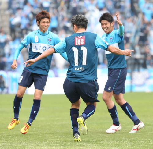 ＜横浜ＦＣ・長崎＞前半、横浜ＦＣ・三浦はヘディングでゴールを決めカズダンス