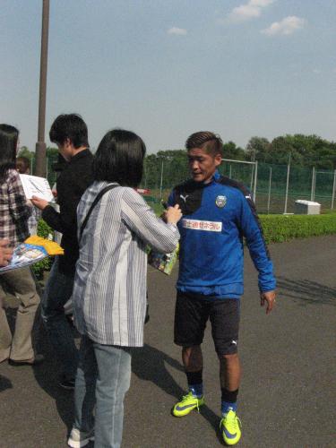 練習後、ファンにサインする川崎Ｆの大久保（右）