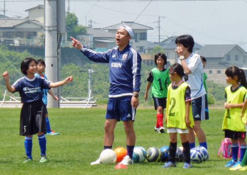 サッカー教室で子どもたちを指導する佐々木監督