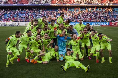 リーグ優勝を決め、喜ぶバルセロナの選手たち（ＡＰ）