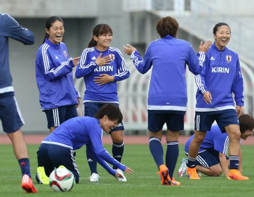 練習の合間に笑顔を見せる（左から）澤、川澄、大儀見ら