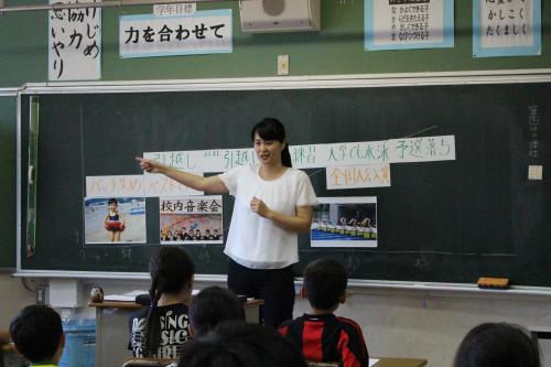市川市立中山小で「夢の教室」を行った元競泳選手の柴田亜衣さん