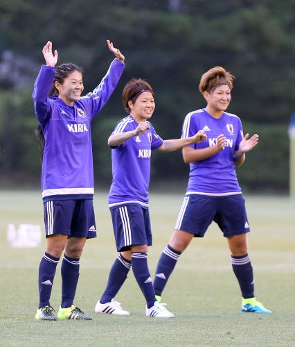 練習中に笑顔を見せる（左から）澤、宮間、菅沢