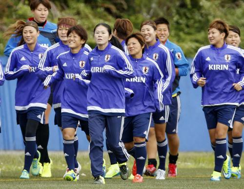 Ｗ杯開幕を前に調整する澤（中央）らサッカー女子日本代表