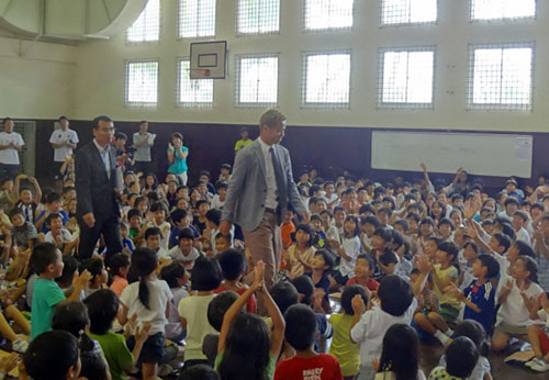 ベトナム・ホーチミン市内の日本人学校をサプライズ訪問した日本代表ＦＷ本田