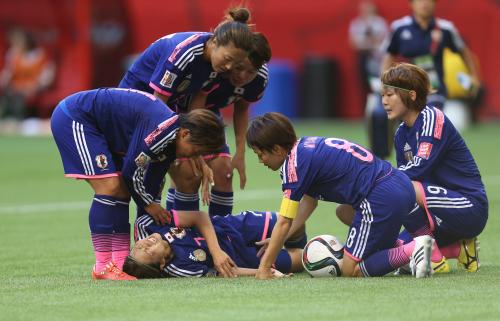 ＜女子Ｗ杯　日本・スイス＞前半、スイスＧＫ・タールマンとの交錯で負傷する安藤