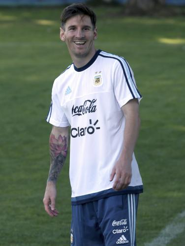 南米選手権に向けた練習で笑顔を見せるアルゼンチン代表ＦＷメッシ（ＡＰ）