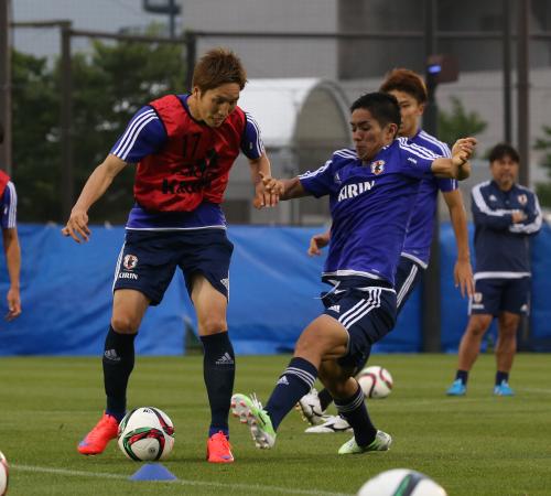 サッカー日本代表練習で武藤と競り合う原口（左）