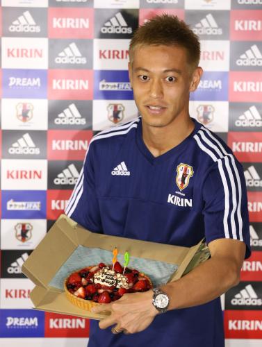 ２９歳の誕生日を迎えケーキを手に笑顔を見せる本田
