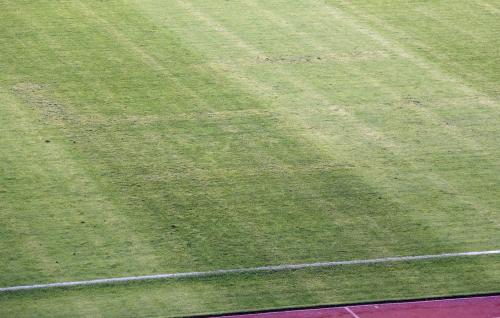 ＜クロアチア・イタリア＞試合後、ピッチにナチスのかぎ十字が浮かび上がった。そのため関係者が調査にはいった（ＡＰ）