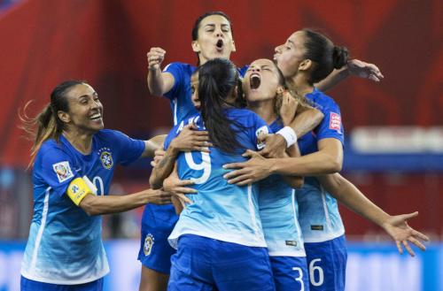 女子Ｗ杯のスペイン戦で先制し、喜ぶブラジルの選手（ＡＰ）
