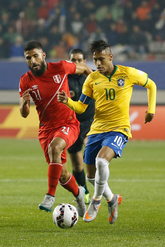 ＜ブラジル・ペルー＞１得点１アシストと活躍したネイマール（右）