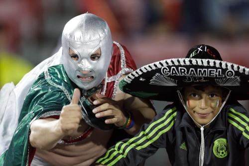 チリ戦で応援するメキシコ代表ファン（ＡＰ）