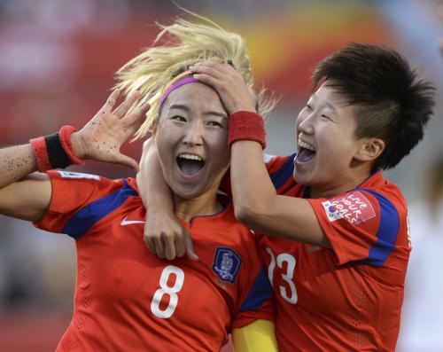 スペイン戦で同点ゴールを決め喜ぶ韓国代表ＭＦチョ・ソヒョン（左）（ＡＰ）