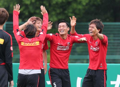 練習の合間に笑顔を見せる（左から）加賀、槙野、那須