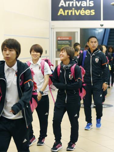 24日、オーストラリア戦のため、エドモントンに到着した宮間（左から２人目）らサッカー女子日本代表。右奥は佐々木監督