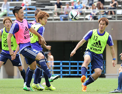 日本代表の練習で競り合う岡崎と吉田ら