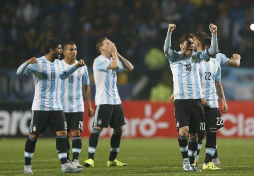 ＜アルゼンチン・コロンビア＞ＰＫの末にコロンビアを下して喜ぶメッシ（右）らアルゼンチンイレブン（ＡＰ）