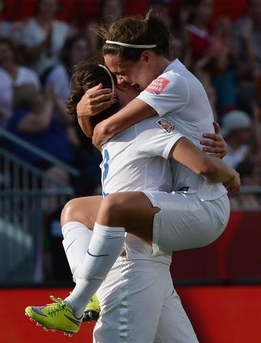 女子Ｗ杯決勝トーナメント１回戦・ノルウェー戦で、決勝ゴールを決めたブロンズ（左）と抱き合って喜ぶウィリアムズ（ＡＰ）