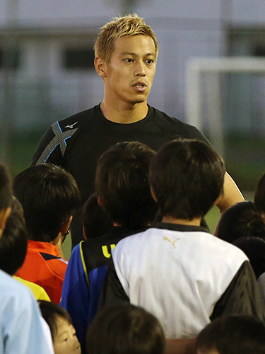 サッカースクールを全国展開するなど選手育成にも力を入れている本田