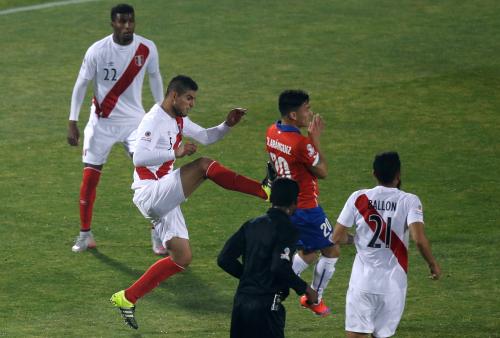 ＜チリ・ペルー＞前半２０分、ペルー・サンブラーノ（左から２人目）がボールを蹴った勢いでチリ・アランギスの背中を蹴ってしまい退場処分に（ＡＰ）